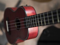 DIMAVERY UK-100 Soprano ukulele, flamed red