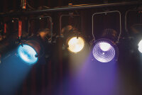 Showtec Performer 2000 RGBAL Kompaktes Theater LED fresnel mit 240 W RGBAL-Farben